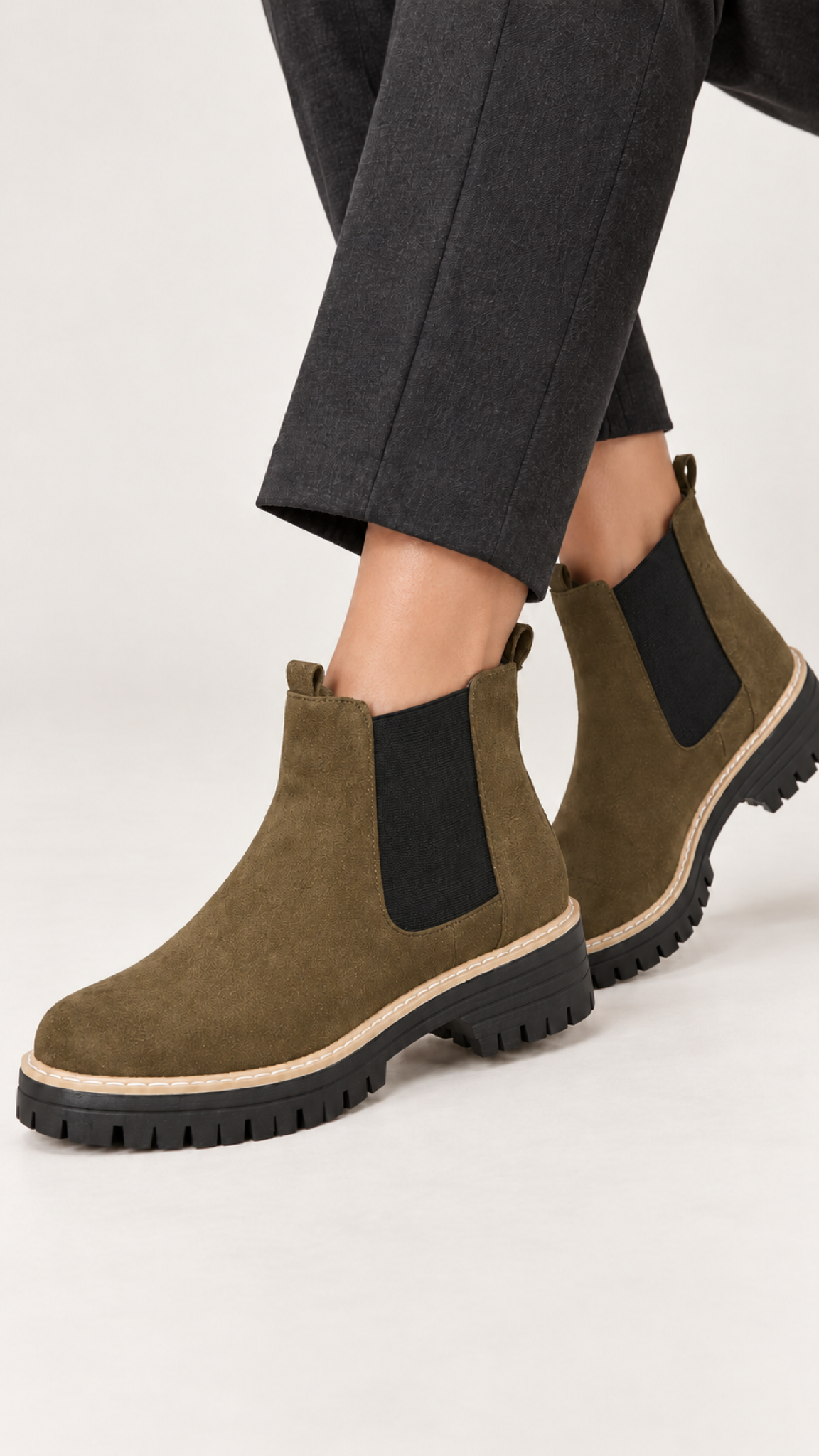 Chelsea-Stiefeletten – Olivgrün – Am Fuß