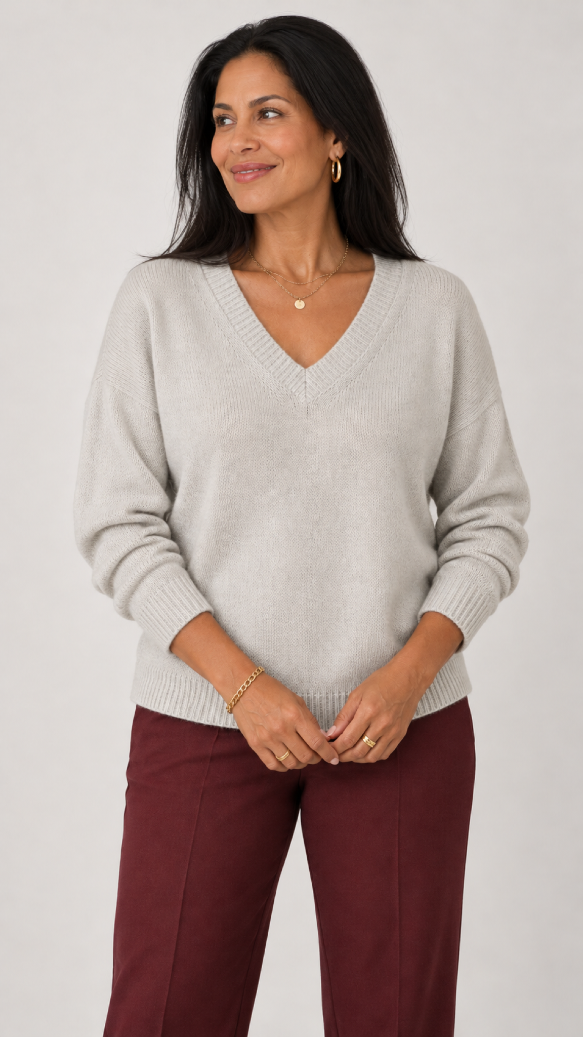 Hesper V-Ausschnitt-Strickpullover in Hellgrau – Studioansicht