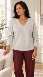 Hesper V-Ausschnitt-Strickpullover in Hellgrau – Innenraum Lifestyle