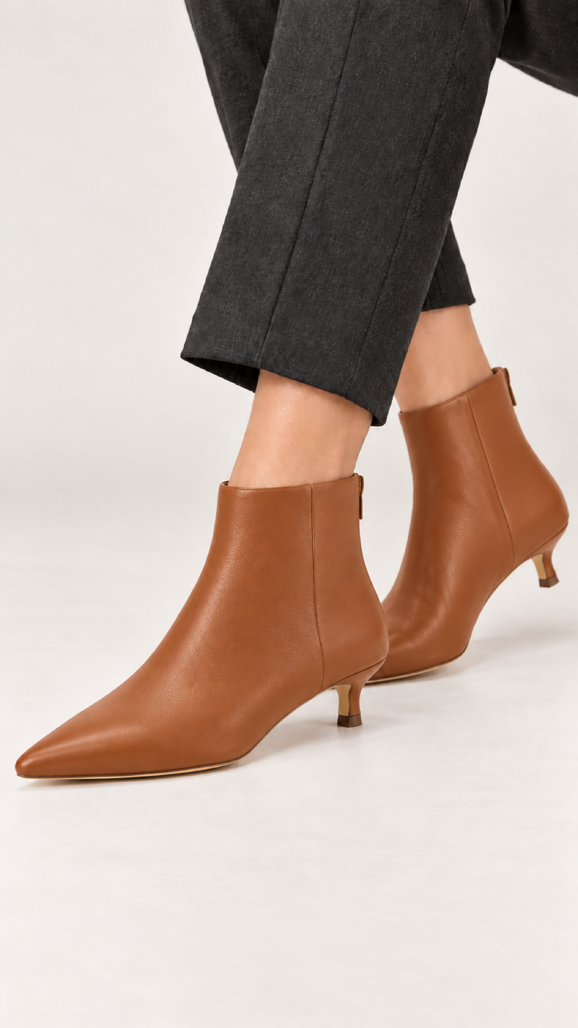 Spitze Stiefeletten mit Kitten-Heel – Cognac – Ansicht 1