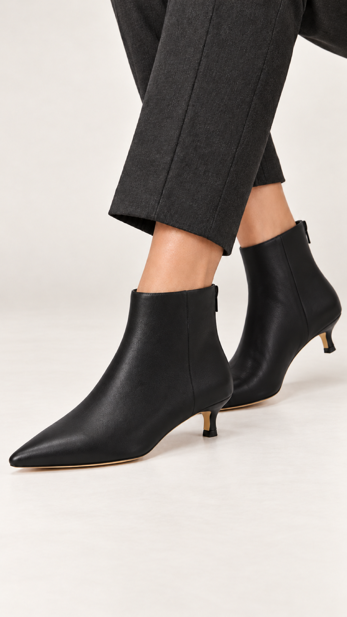 Spitze Stiefeletten mit Kitten-Heel – Schwarz – Ansicht 3