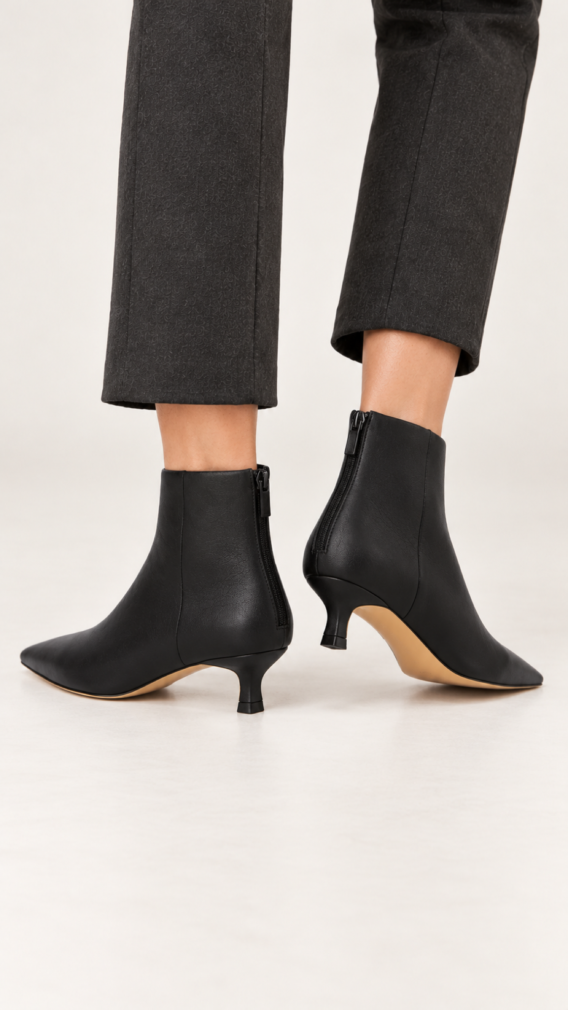 Spitze Stiefeletten mit Kitten-Heel – Schwarz – Ansicht 5
