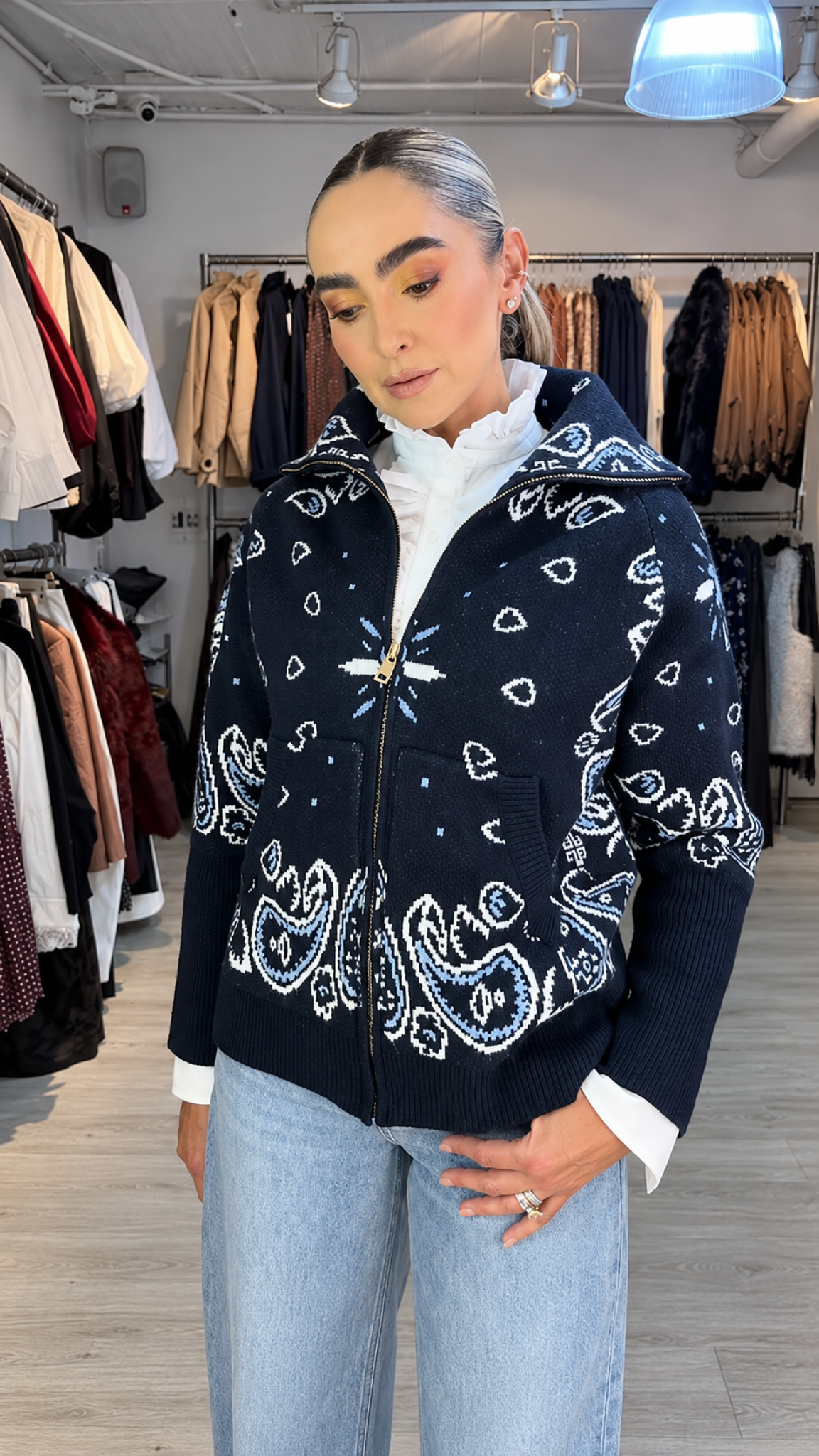 Silja Jacquard-Strickjacke in Blau – Modell in der Boutique
